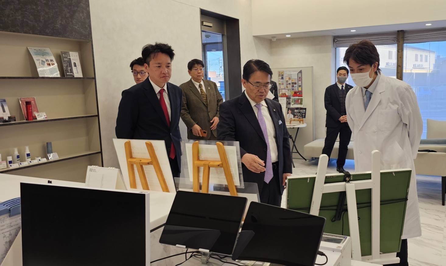 ギャラリーを視察されている様子